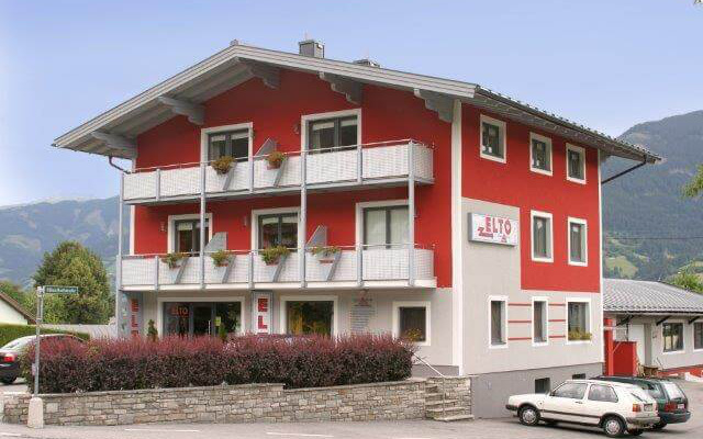 ELTO in Kaprun: modernes Appartementhaus in malerischer Bergkulisse. Urlaub in den Alpen.